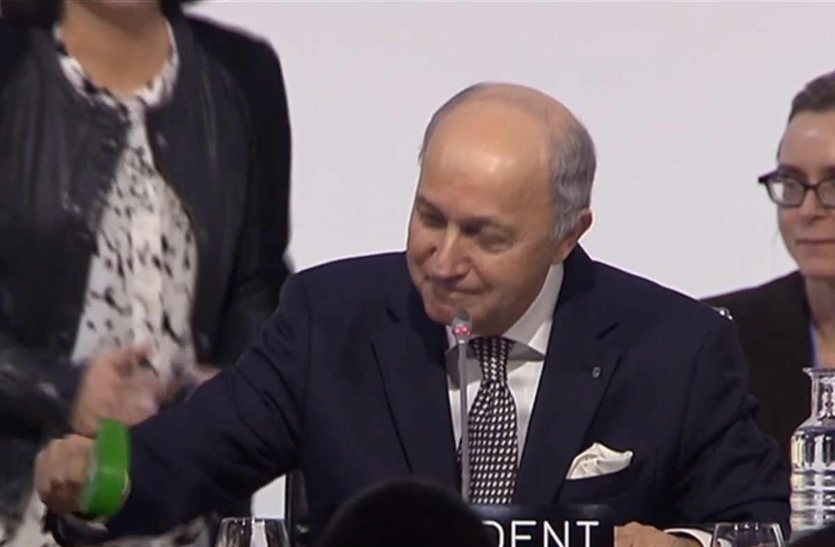 signcop21's tweet photo. The historical picture! #COP21 #signCOP21 @LaurentFabius https://t.co/HpM5oColAr