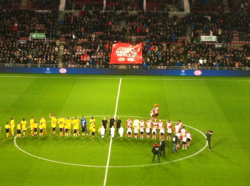 RikElfrink's tweet image. Skiete Willy krijgt de beterschapswensen en wordt toegezongen voor PSV-Roda JC