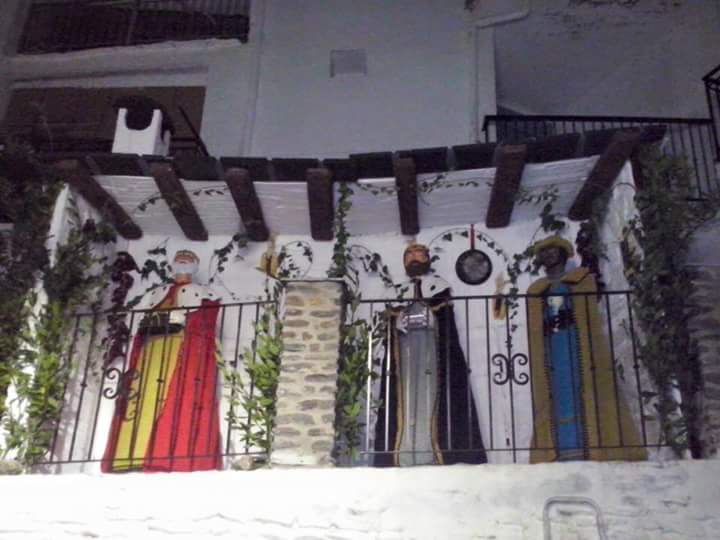 Trevelez's tweet photo. @RedGuadalinfo @lobrasg @granadahoy En Trevélez llevamos dos años tejiendo la Navidad, gracias a las Asociaciones https://t.co/OLhw3XV8hI