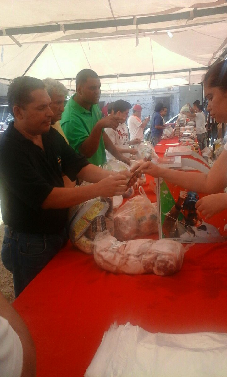 PDVAL_OFICIAL's tweet photo. La misión alimentación fortalece la Seguridad Alimentaria con los #MercadosComunalesNavideños @NicolasMaduro https://t.co/QswvTOEAYW