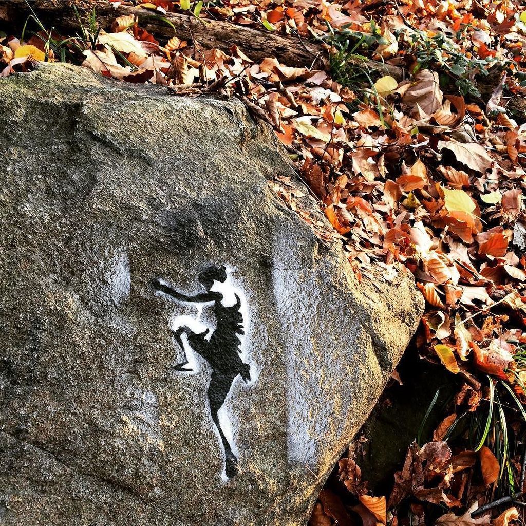 GlbetrotterGrls's tweet photo. Tiny rock climber #brooklyn #newyork #fallinbrooklyn #prospectpark #prospectparkstreetart โฆ https://t.co/PDnyGIPCrW https://t.co/O9csum4yyq