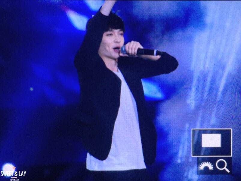 lay1007_net's tweet photo. 151212 TEL in Nanjing #레이 #LAY 3 / 헤헤 아이라인 잘했어 조아해 https://t.co/rxZBHD9pyX