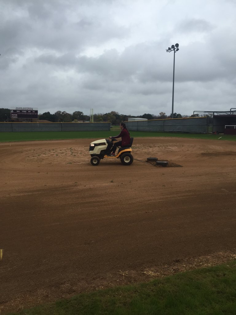 autumn_lance's tweet photo. Getting ready for day 2 of our @amc_softball camp! https://t.co/0Gx47MYemf