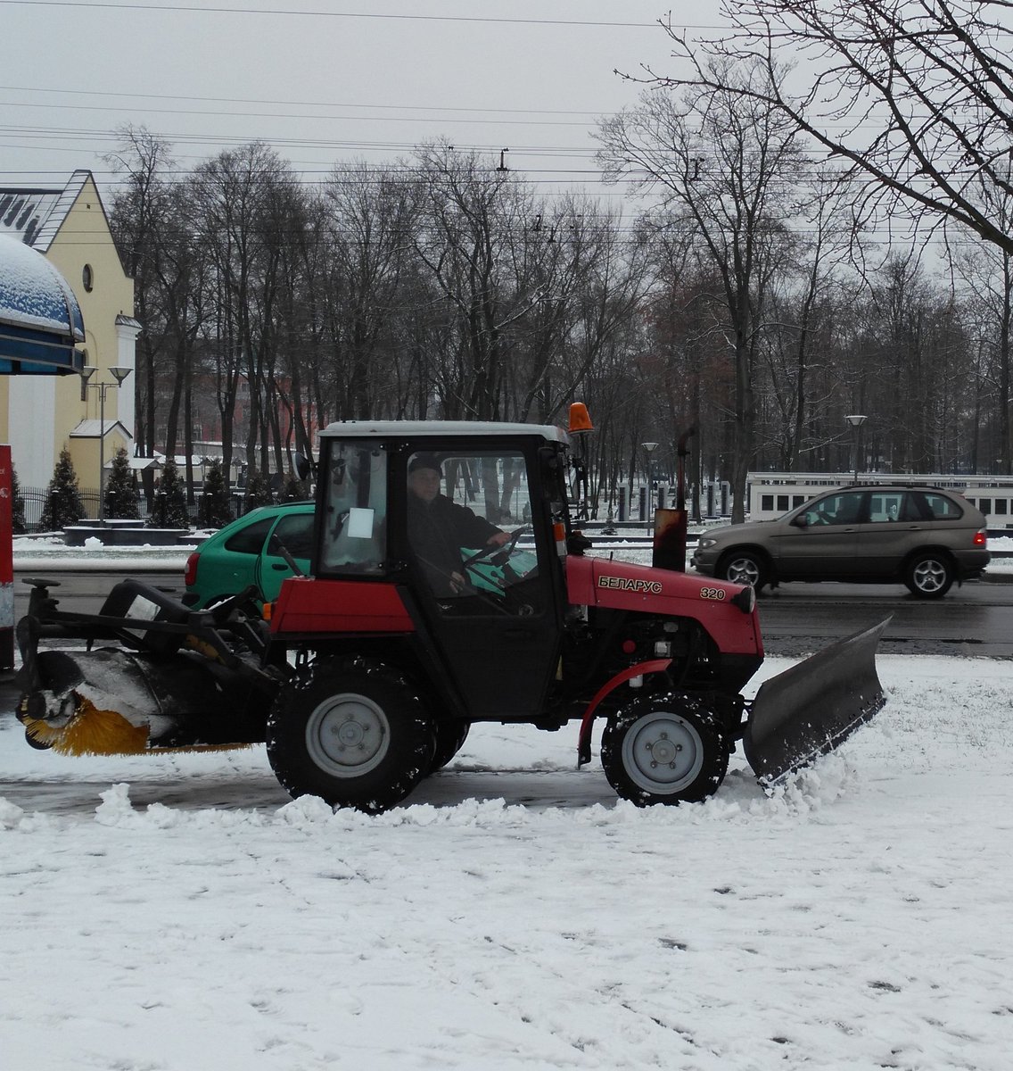 slowsquirrel's tweet photo. #Gomel #aftersnowfall #snowincity #worker #cleaner #tractorbelarus https://t.co/2DGDGa1O6e
