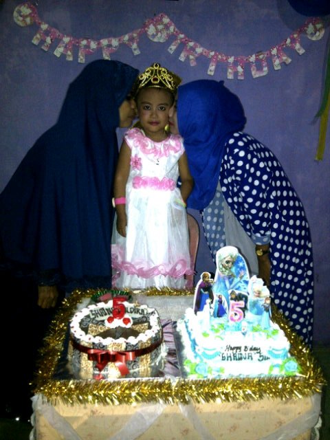 MelinTaher's tweet photo. Happy birthday sepupuku yg termuda https://t.co/ZJCbkaqwch