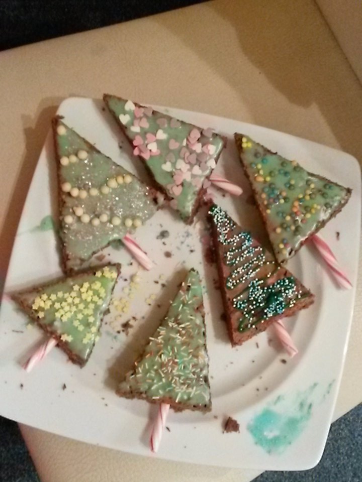 DeadlyThighs's tweet image. We made little Christmas Tree brownies and cupcakes.