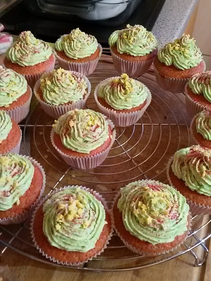 DeadlyThighs's tweet image. We made little Christmas Tree brownies and cupcakes.