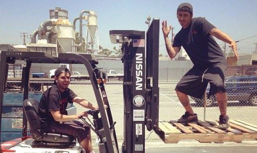 ToyotaEquipment's tweet photo. PHOTO: Doing the #forklift #safetyfail with panache https://t.co/uPPJsnj0rQ https://t.co/7DE0kDlUCR