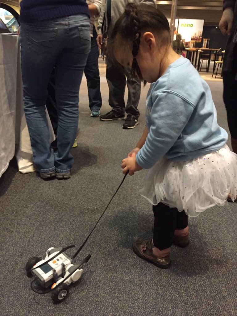 MassCSSparks's tweet image. Up and running NXT robots at the Boston Museum of Science! #CSEdWeek2015