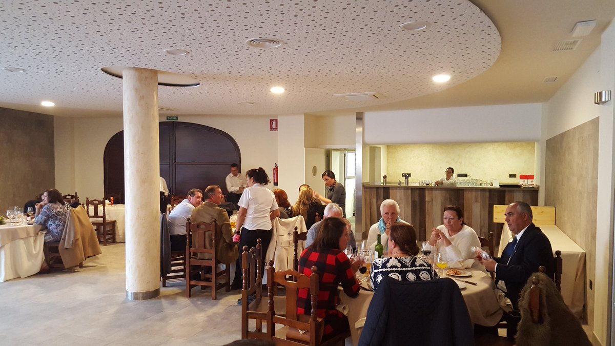 ManuJDomGo's tweet photo. Muy agustos en la comida de navidad de la @RocioMairenaAlj https://t.co/w8w7N8VgpP