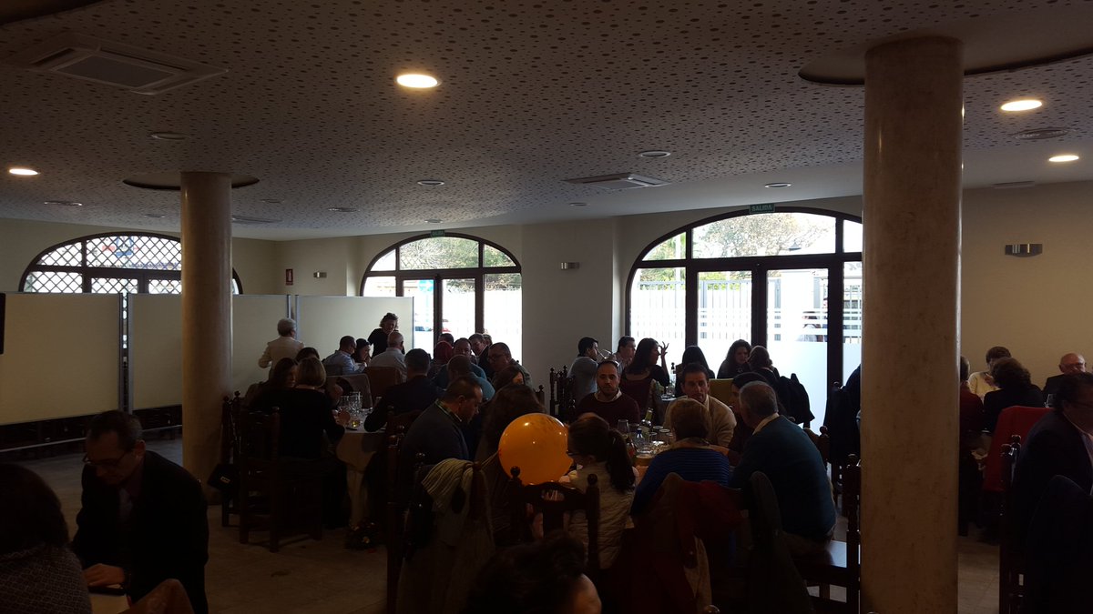 ManuJDomGo's tweet photo. Muy agustos en la comida de navidad de la @RocioMairenaAlj https://t.co/w8w7N8VgpP