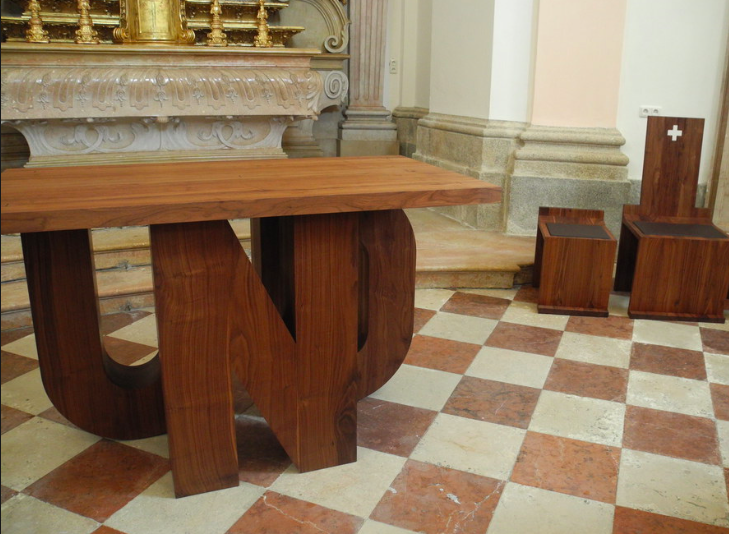 NovusOrdoWatch's tweet photo. Yay! The seminary in Austria’s Linz diocese finally has a new “altar”… #katholisch #catholic https://t.co/cEze2pE3Zx