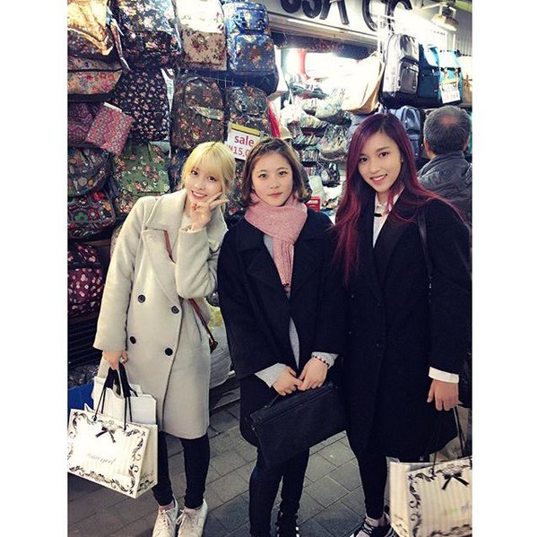twiceshidae's tweet photo. lmao Yeri with Mina and Momo !!!!!!!!!!!!!!!!!!!!!!!!!!

wtf kim yerim is that you ??? lol #velvetwice https://t.co/IRwfHULea9