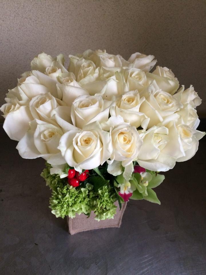 JunPinonFloral's tweet photo. Christmas Bouquets! #Christmas #holidayseason #flora #arrangements @sanfranmag https://t.co/8puOBKKkaO