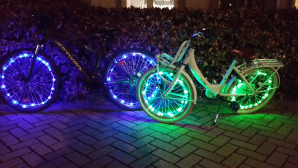 AldertvdSchaaf's tweet photo. Slimme CADEAUTIP van de kerstman voor onder de kerstboom! Aanvulling op de fietsverlichting. Extra veiligheid!!!!! https://t.co/YwVIUGj7He
