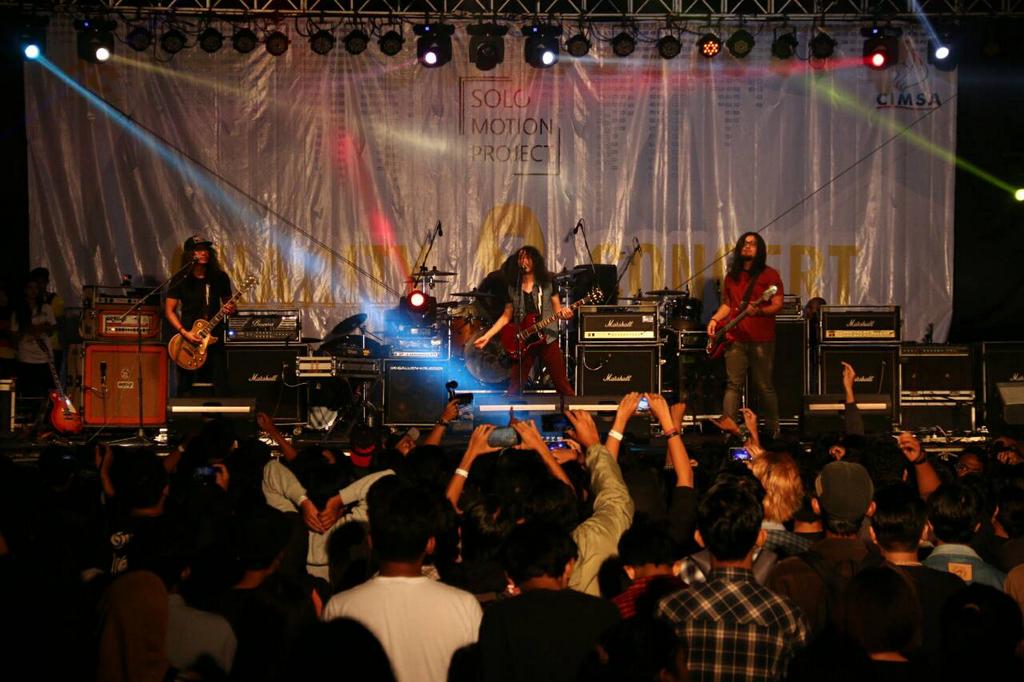 SoloMotion15's tweet photo. @thesigit mentup pertemuan kita malam ini. Terimakasih kepada semua yang telah hadir dalam Solo Motion Project 2015 https://t.co/MLYV7LWWIa