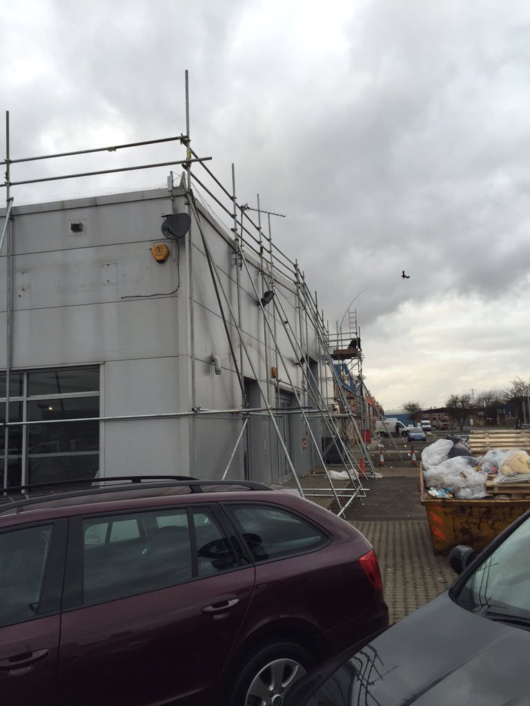 LeeSullivanLtd's tweet photo. Scaffolding up for @KANDS10 at @SKODAUK garage in #Eastbourne https://t.co/n5LUXzsSfr