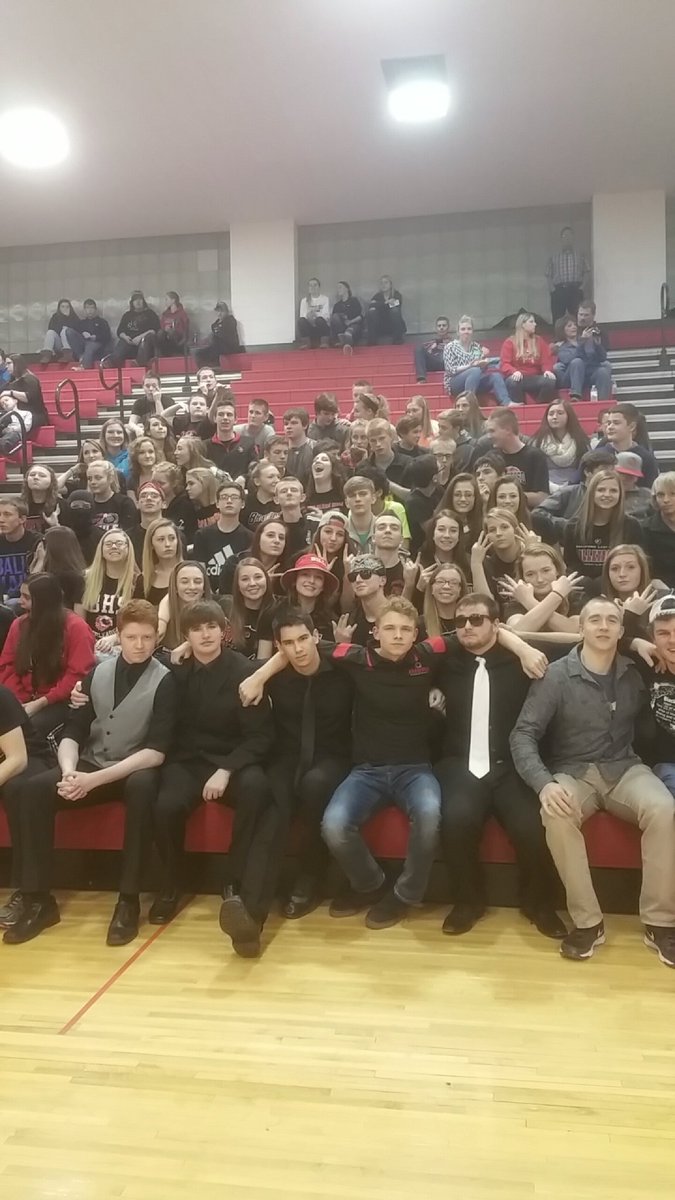 BAHS_blackhole's tweet photo. Alot of people came last night for an Owls win! Let's keep it up #BlackHole #Bluesocks https://t.co/jzO1ItfZVe