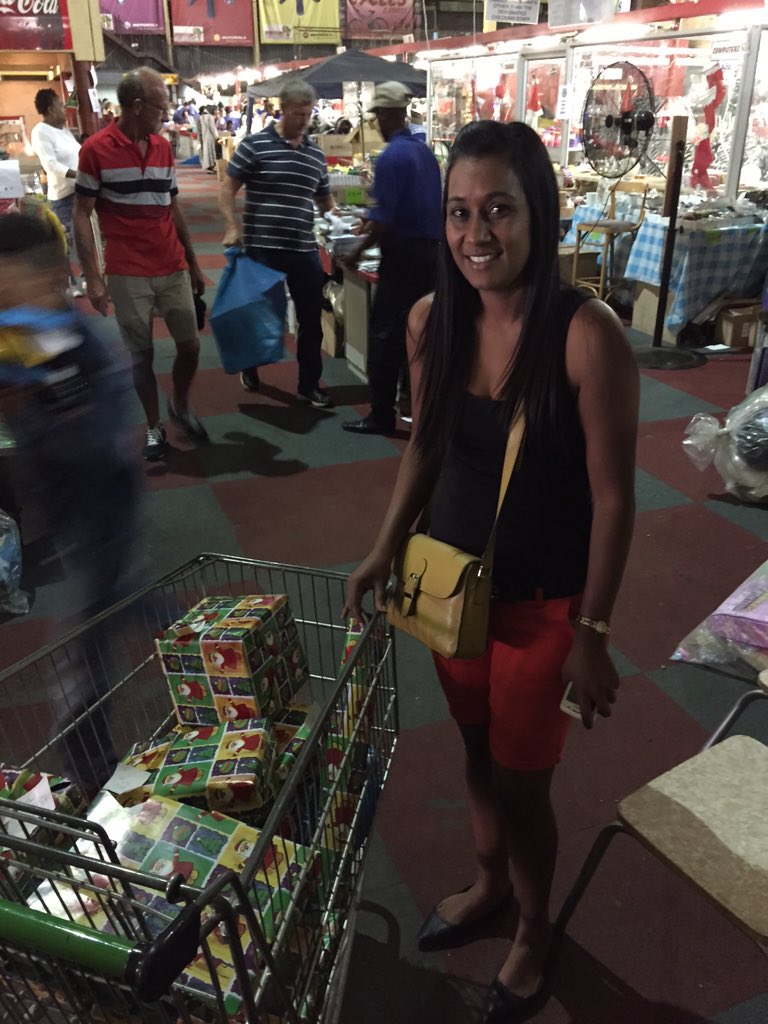 Discount_DCC's tweet photo. Happy shoppers having gifts wrapped in store ! #dcc 
#toystore #dccsa #toys #presents #wrappingService https://t.co/eCNoQ22DjK