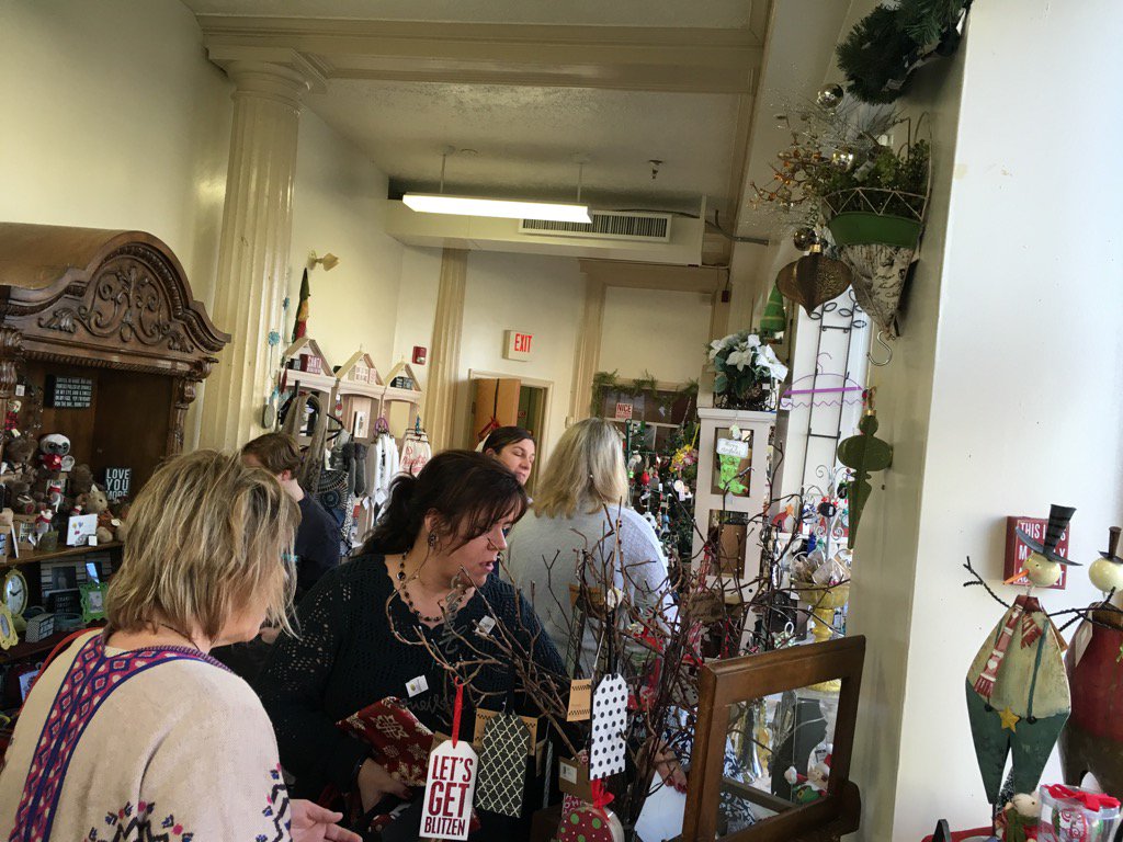 Thien_Simpson's tweet photo. Kick off Holiday Shopping Day in Hyde Park#5onMain#hydeparkisawesome https://t.co/Ko4eMSrL3Y
