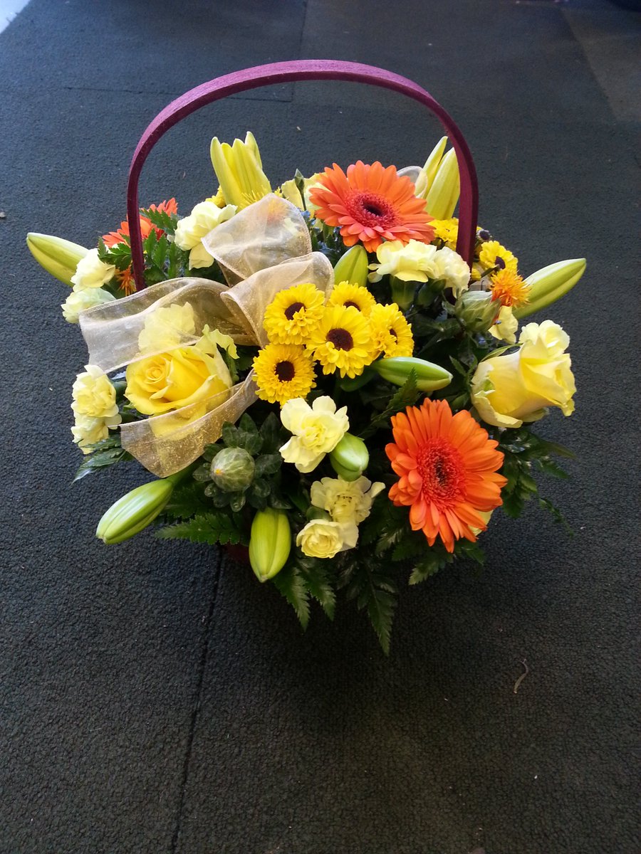 RealFloristsUK's tweet image. Pretty #Golden #Wedding #Anniversary #Basket made at one of our shops! Order in advance &amp;amp; get free delivery over £30