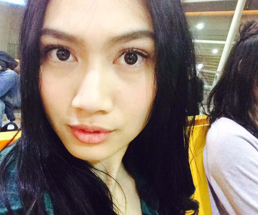 MelodyLaksani's tweet photo. Alhamdulillah sampai Jakarta. Makasih Surabaya! Don't forget to vote ya #JKT48Calendar2016 https://t.co/qBQbr3yCzT