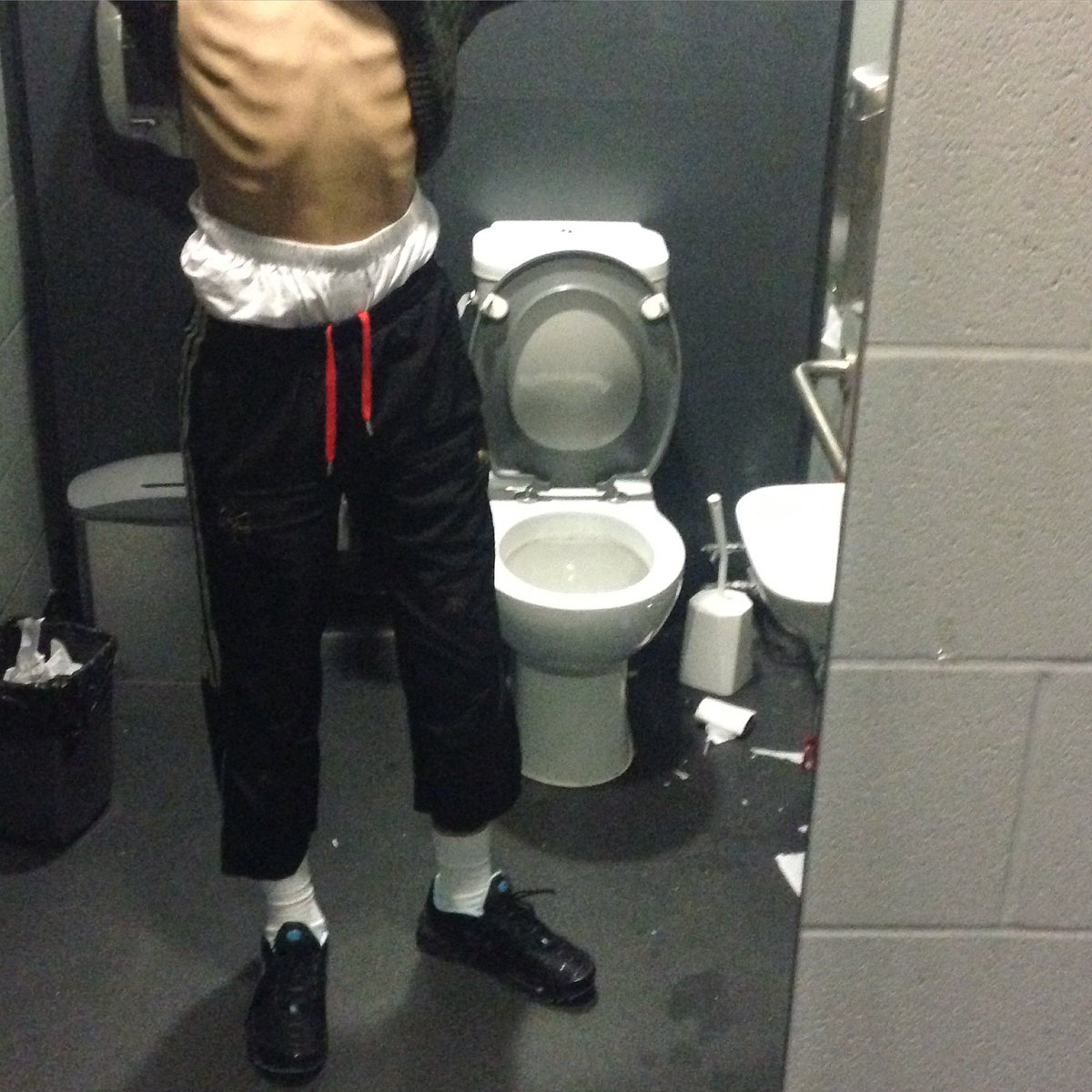 OFFGLOSS's tweet image. dale dale me aburro muxo==0