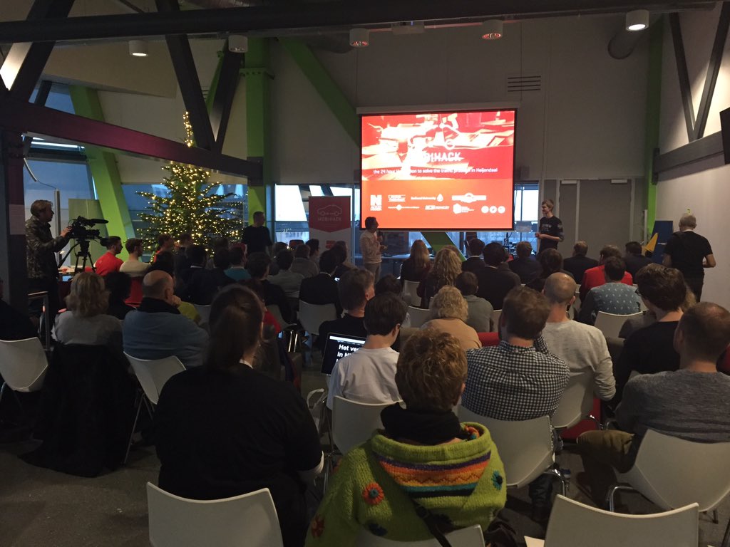 mobihackathon's tweet photo. Pitches #mobihack in volle gang! https://t.co/CUWRKqXxXR