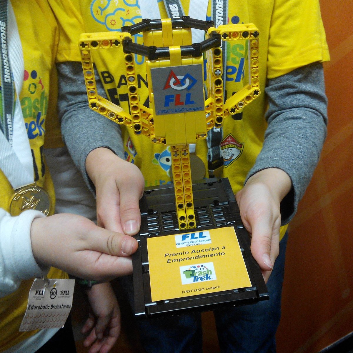 edurobotic's tweet photo. Premio emprendimiento!!! Siiiiiii!!!! #fll2015 https://t.co/NHuE3AKI2x