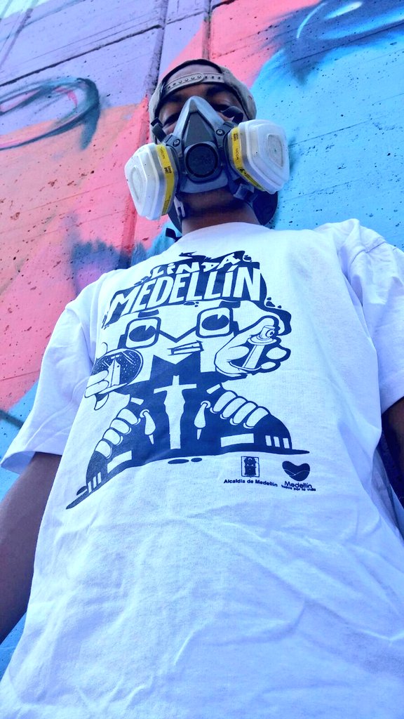 TechoHistoria's tweet photo. Los artistas de @Graffitidela5 con la camiseta puesta, dieron color y vida al deprimido de la avenida Oriental. https://t.co/Gz4IlCHKEd