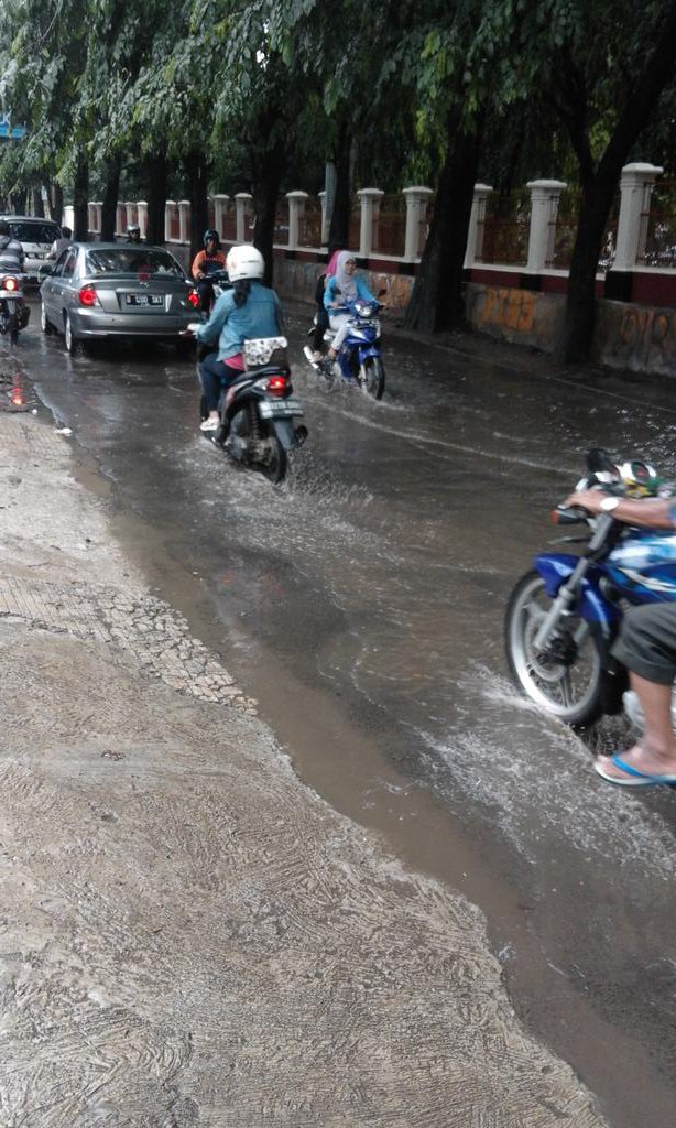 RohmainB's tweet photo. @BIMASDA @pemkotdepok @Nur_Mahmudi @Hestyanahesty @manto_dpk  hujan 1jam jl Raya Gandul depan kantor kum ham banjir https://t.co/3howdDVmOj