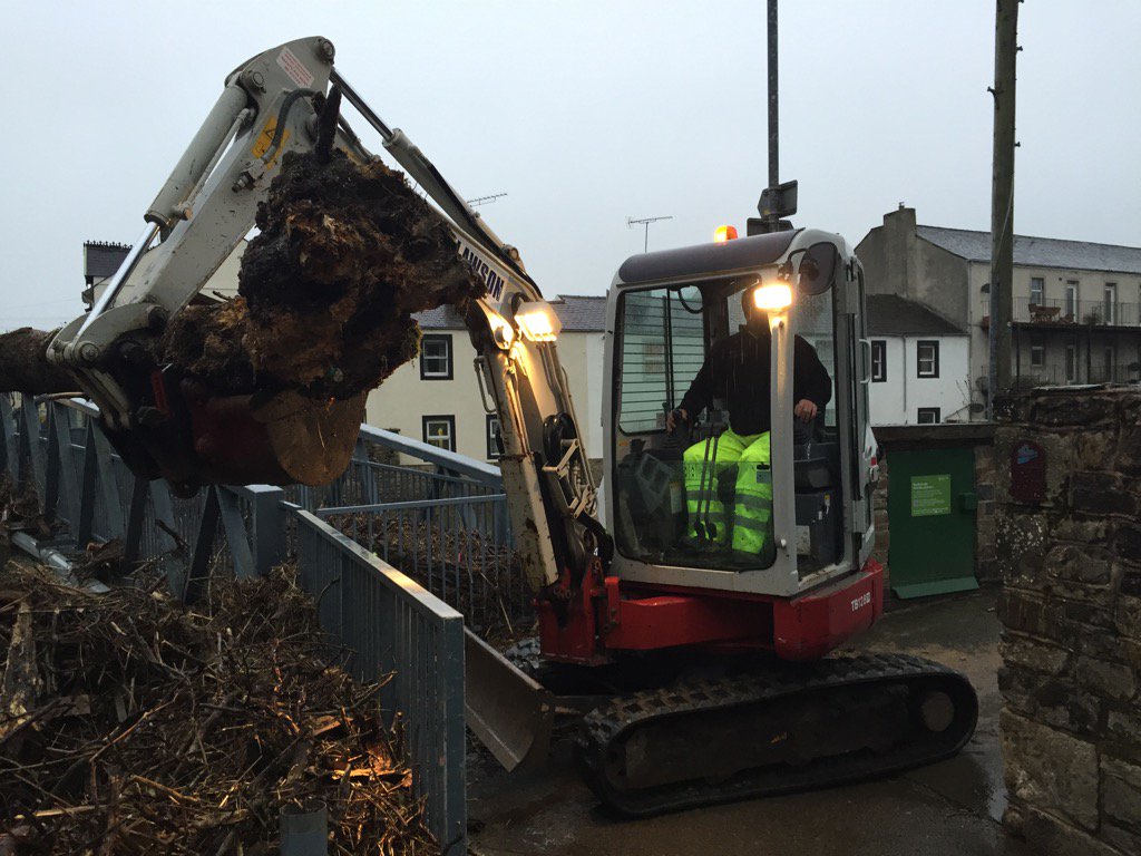 prosureengineer's tweet image. Carillion team volunteers clearing Cockermouth rubby banks footbridge today #spiritofCumbria