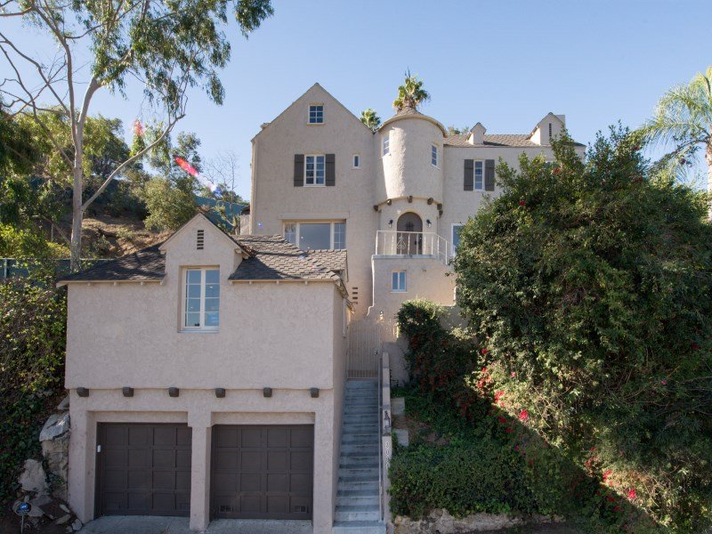 therealestation's tweet photo. #Scandal 's leading #lady lists her posh #French inspired #pad. #realestate #listings https://t.co/NxCcfLnK6I https://t.co/fkhUHePmFO