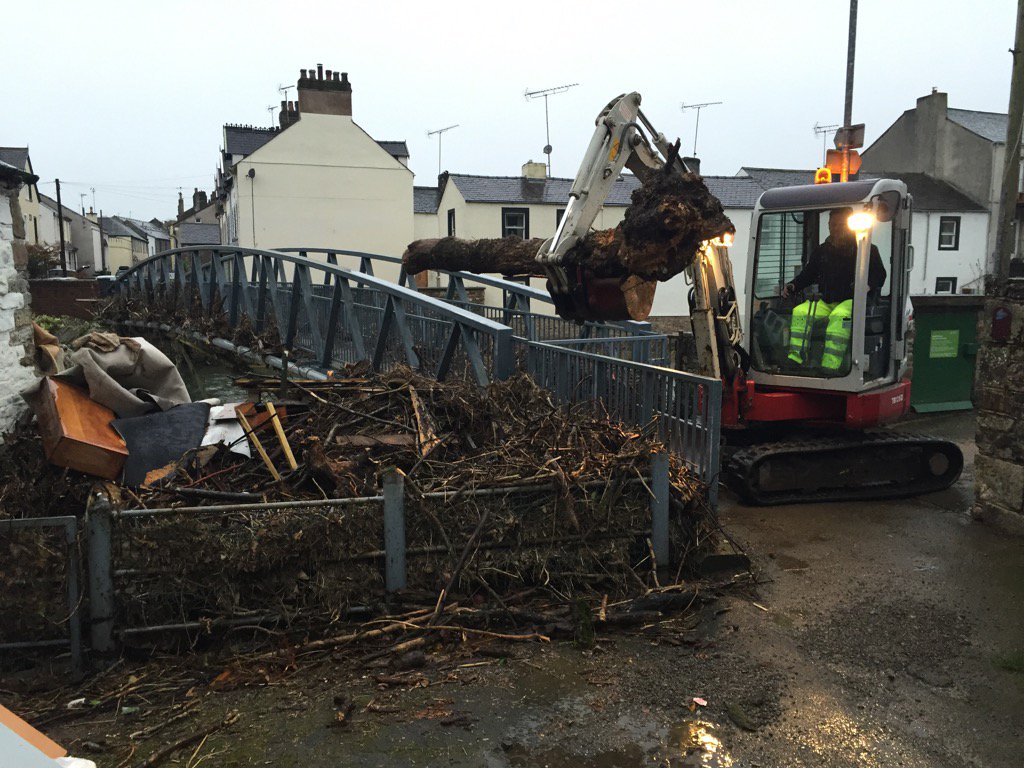 prosureengineer's tweet image. @carillionplc volunteers hard at work today clearing #cockermouth footbridge #spiritofCumbria #cumbriaisopen