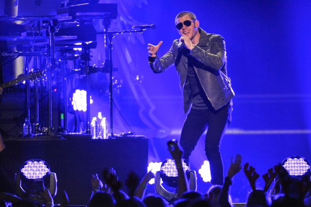 SPIN's tweet image. Review: Did @nickjonas, @ShawnMendes, or @ddlovato come out on top at Jingle Ball NYC 2015? go.spin.com/1TI8xBB