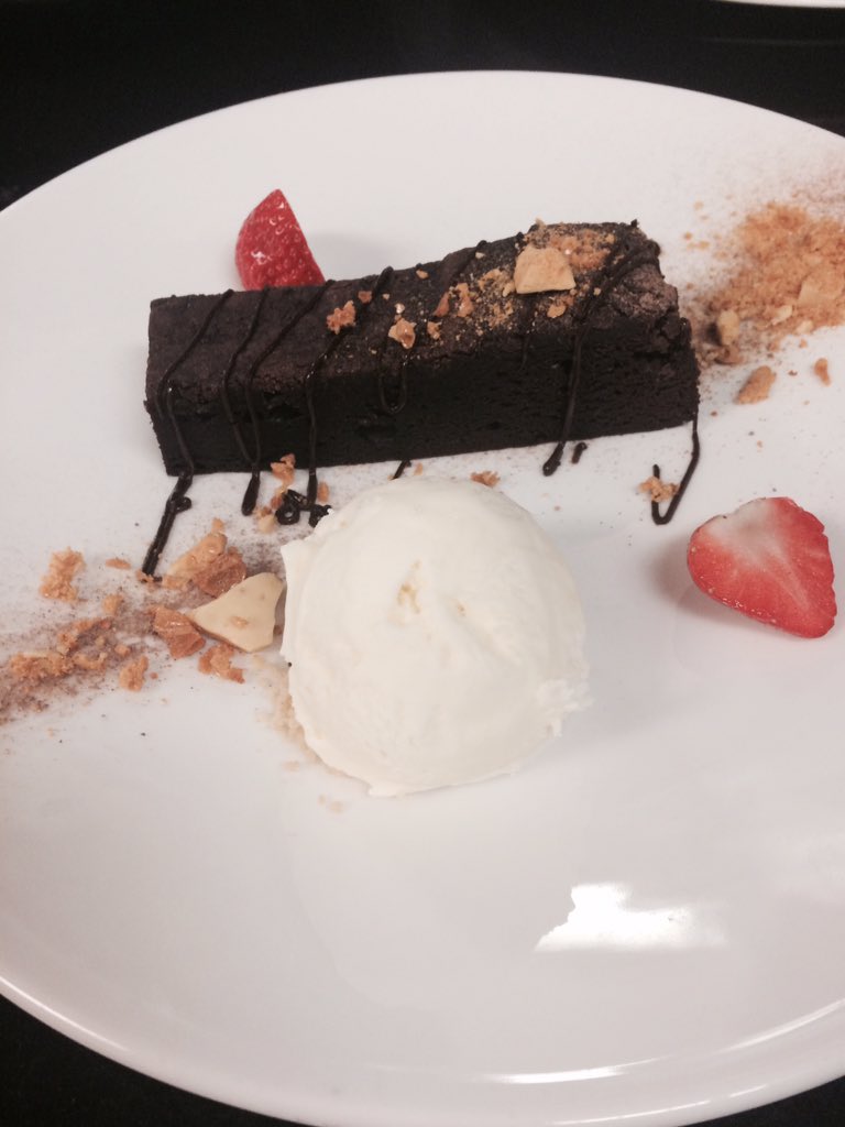 Anna_153x's tweet photo. Frazer's choc brownie 🍴@FitzwilliamBEL  @gordychefmcg https://t.co/SsEFbSPWTh
