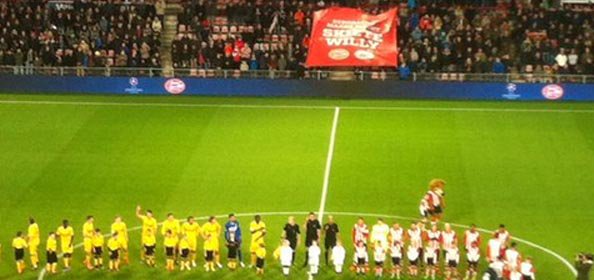 Soccernews_nl's tweet image. Mooi! PSV-supporters steken clubheld hart onder de riem #psv #psvrod soccernews.nl/news/337652/mo…