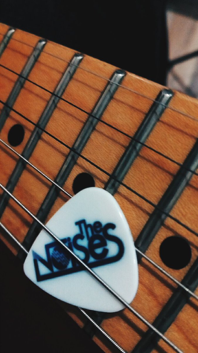 Yisustumblr's tweet photo. Best púa ever 🎸 https://t.co/nm2GZ6yWe0