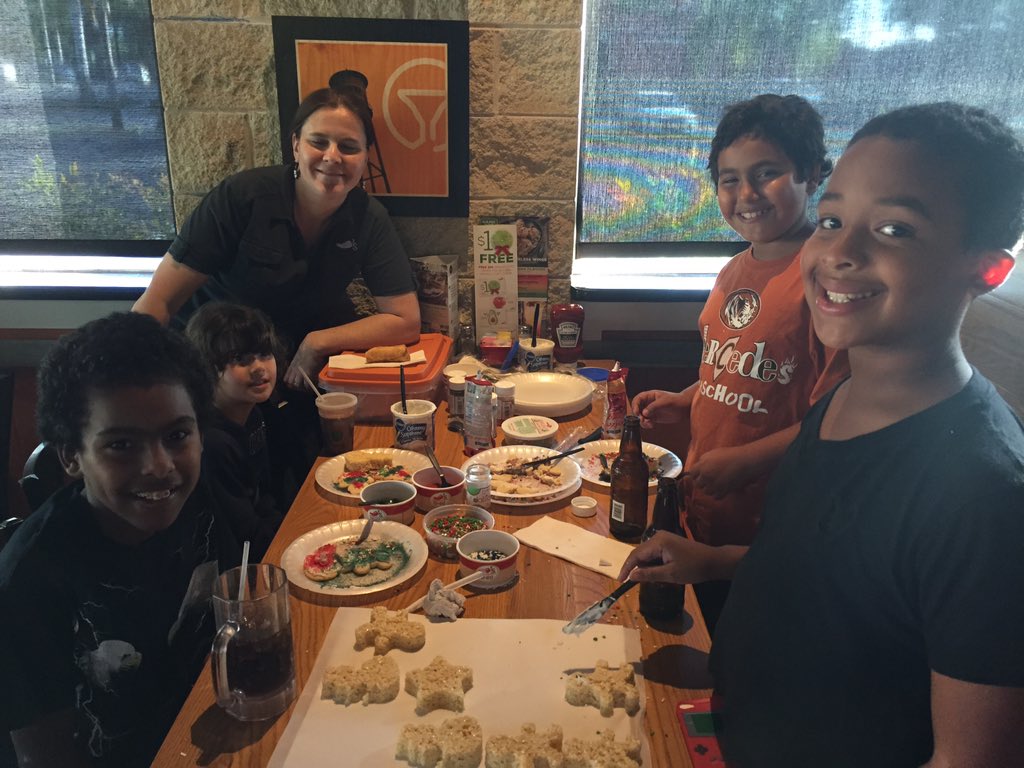 racethomas6's tweet photo. Christmas cookie decorating with the kids of Wellington! Thanks Tara!! @TonyViola8  #chilislove #chilis40 https://t.co/9SKkIKGreG
