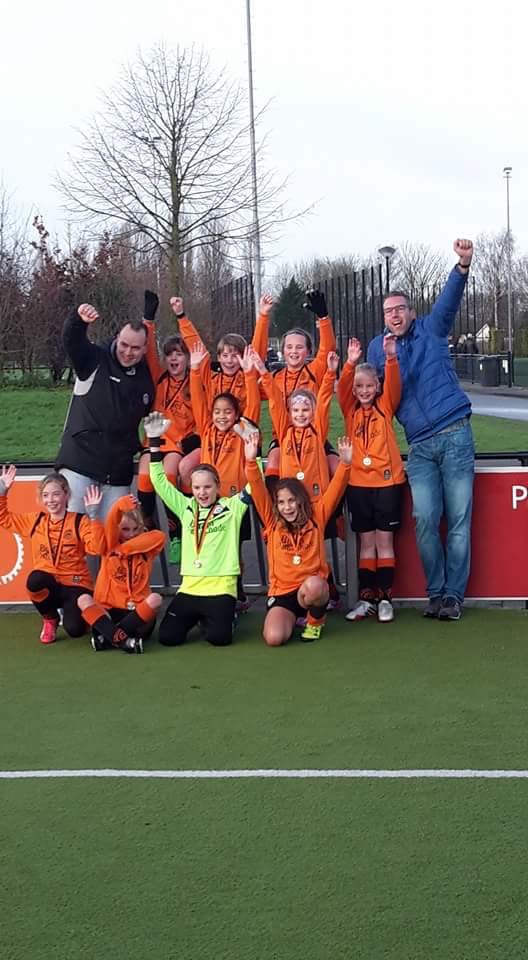 Trots op onze meiden van team ME1 vv de Meern , kampioentjes 🎉🎉🎉🎉