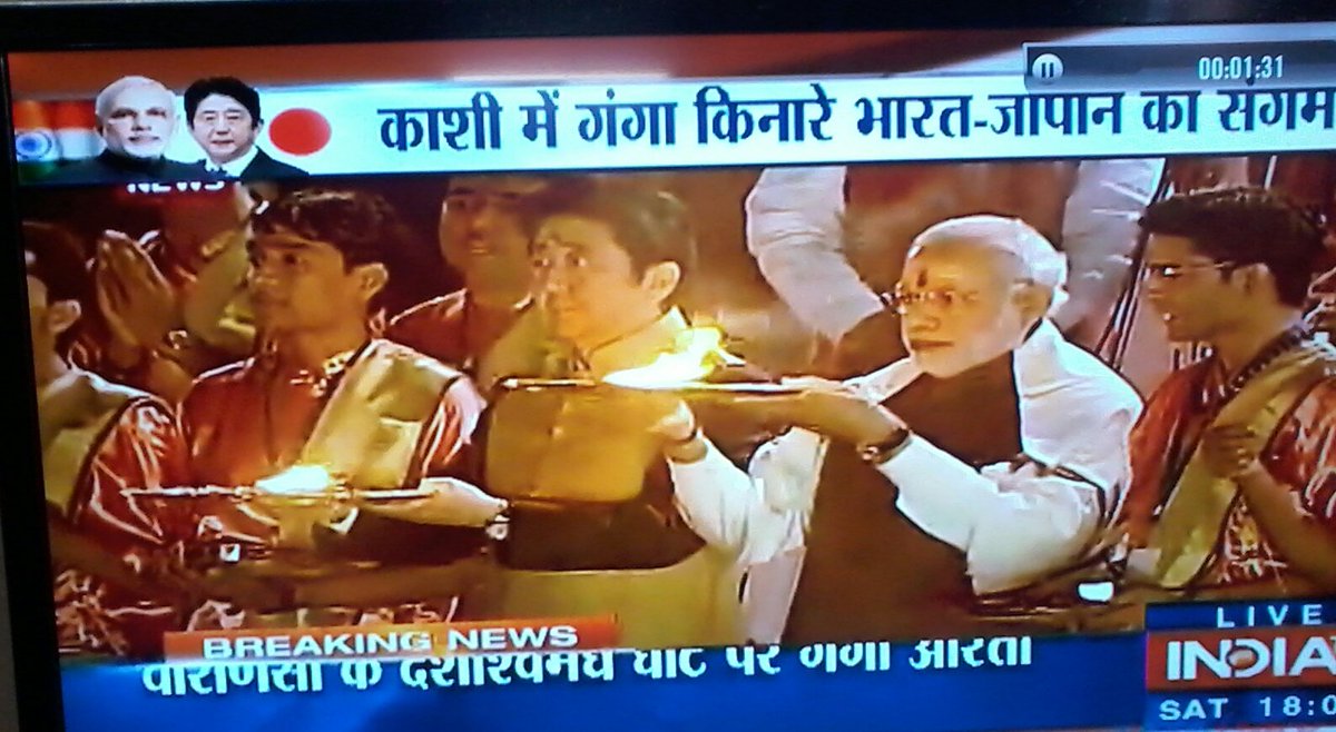 AmreshwarS's tweet photo. PM @AbeShinzo का PM @narendramodi के साथ #Varanasi में #GangaAarti में भाग लेना #IndianSeculars के लिए एक आघात है। https://t.co/BOIsBzfnc1