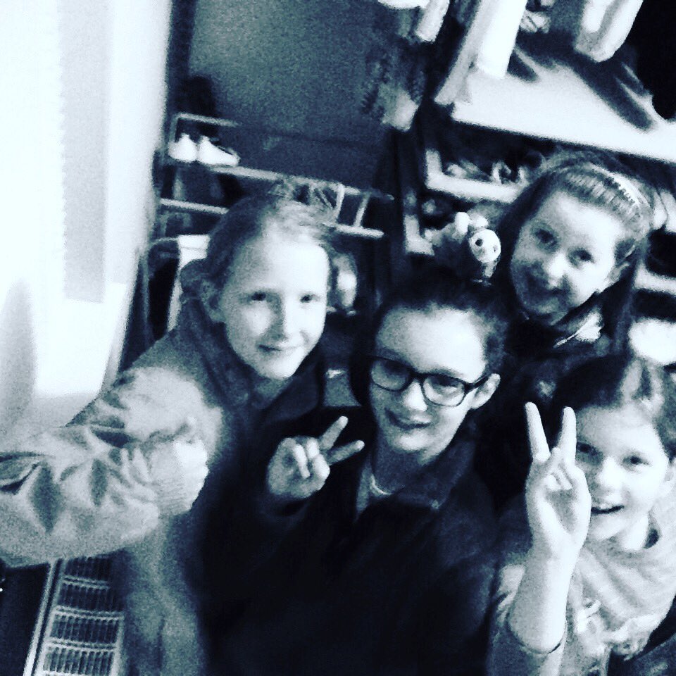 LiliNorthcott's tweet photo. #haning with girls https://t.co/p6amChq05e