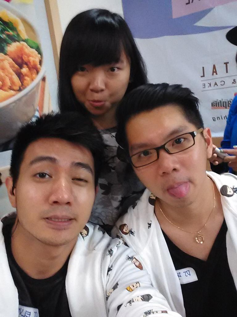 RainBlueColour's tweet photo. Daebak night with all of you :) ^v^ #HappyToTheMax @elvenshouta @IndraMuliaLEE @Nadya_Rachma @kpopzoneID https://t.co/ZjgLLPc80H