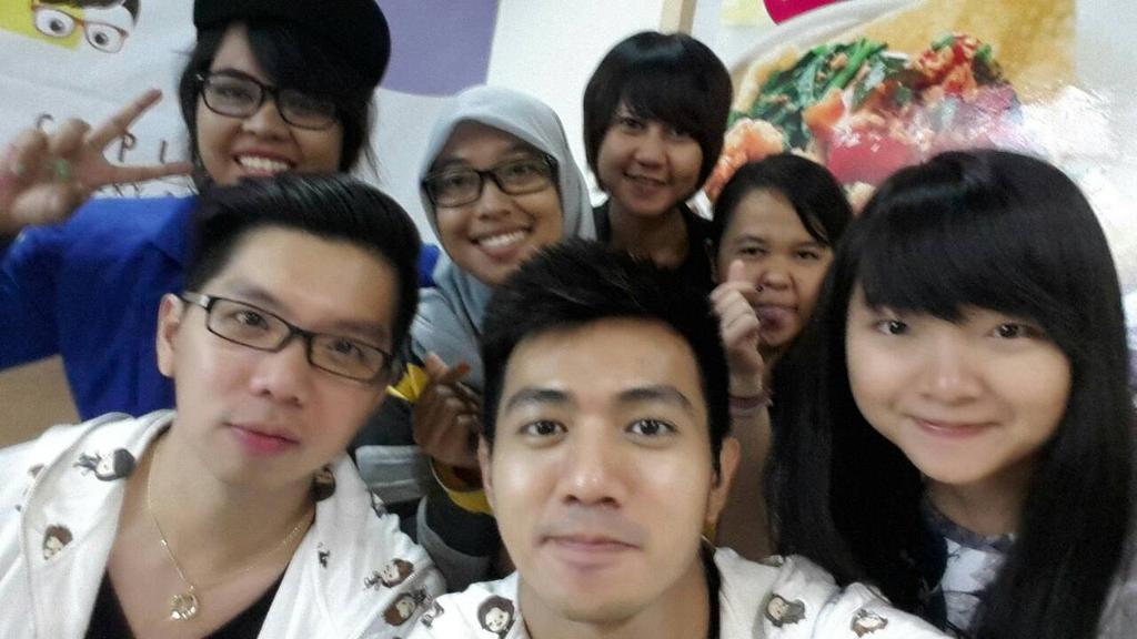 RainBlueColour's tweet photo. Daebak night with all of you :) ^v^ #HappyToTheMax @elvenshouta @IndraMuliaLEE @Nadya_Rachma @kpopzoneID https://t.co/ZjgLLPc80H