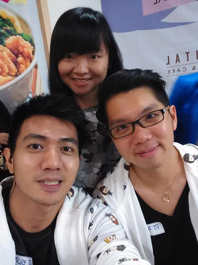 RainBlueColour's tweet photo. Daebak night with all of you :) ^v^ #HappyToTheMax @elvenshouta @IndraMuliaLEE @Nadya_Rachma @kpopzoneID https://t.co/ZjgLLPc80H