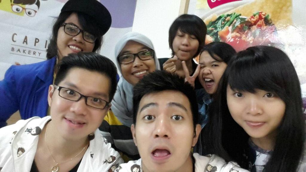 RainBlueColour's tweet photo. Daebak night with all of you :) ^v^ #HappyToTheMax @elvenshouta @IndraMuliaLEE @Nadya_Rachma @kpopzoneID https://t.co/ZjgLLPc80H