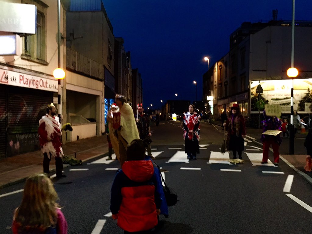 Bedminster_TT's tweet photo. The streets are alive with #festive spirit in #elfminster ahead of the parade https://t.co/vfnH3LB5Zv