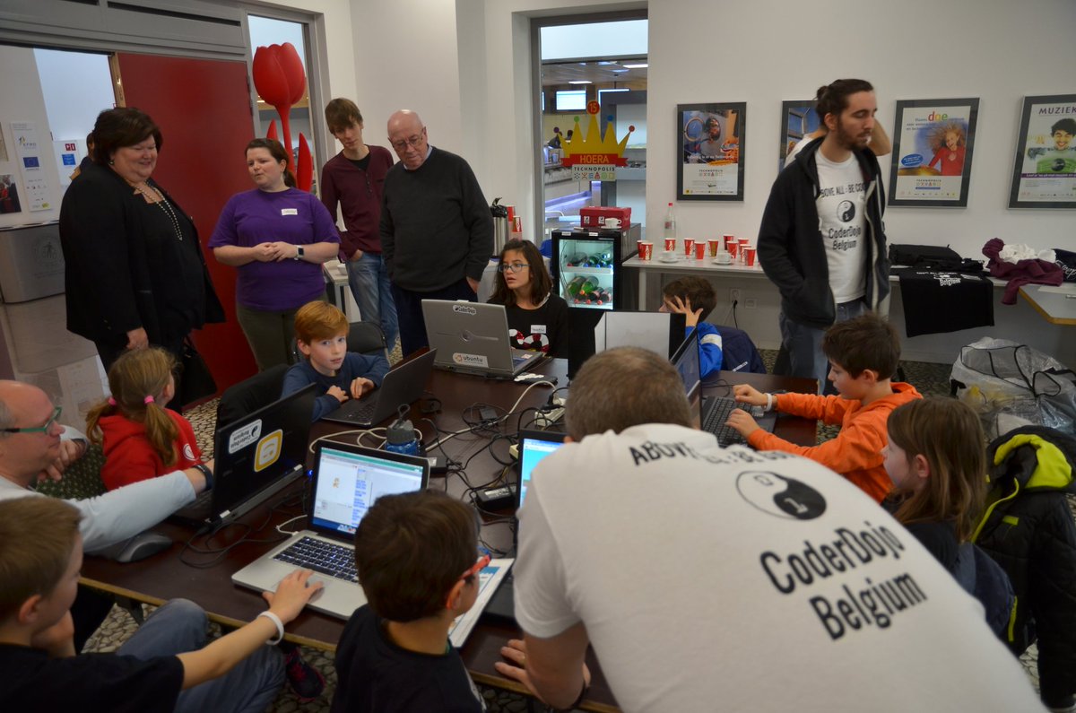 Paul_V_G's tweet image. Bezoek van de minister op CoderDojo Mechelen #coderdojobelgium #stem #maggiedeblock