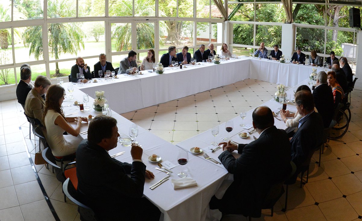 mauriciomacri's tweet photo. AHORA: recibiendo a los gobernadores en la Quinta de Olivos. https://t.co/hr0LkU0msy