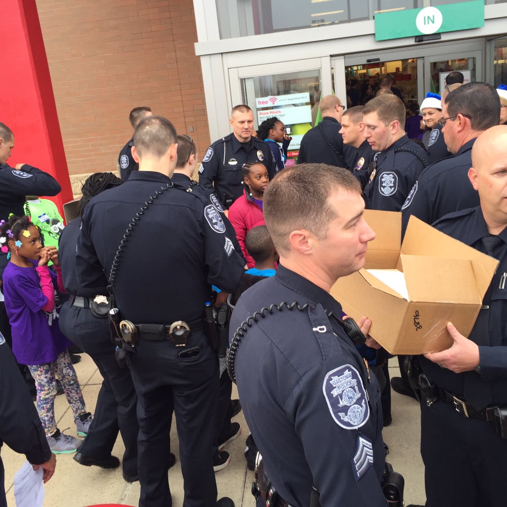 Lucy26289's tweet photo. Shop with a cop in Gastonia ❤️ #community #gastoniapolice @crowderabby1 @justinadamburns @NeelsTGT https://t.co/trNQtxL9Rl